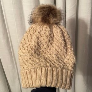 Winter hat from Roxy. Cream color. One size.